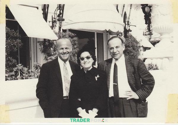 Benjamin Graham (phải), Jerome Newman (trái) và Estelle Newman
